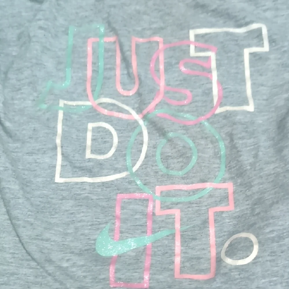 Gray and Green Short Sleeve Tee with Text Graphics‎